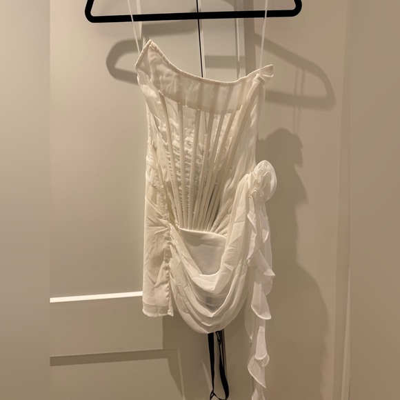 Elegant White Mini Dress - Picture 3 of 8